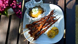 Vyzkoušeli jsme grilované bůčkové spirály. Marináda s medem zajistí křupavou krustu, na grilu jim stačí pouhých 10 minut