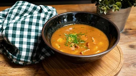 Jak na dokonalý buřtguláš? Chuť vylepší vývar nebo trocha rajského protlaku, záleží ale i na správném množství cibule