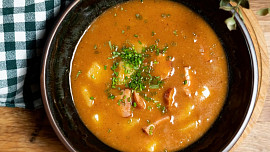 Buřtguláš: Snadná chalupářská rychlovka, která se se správně zvolenou uzeninou chutná přímo luxusně