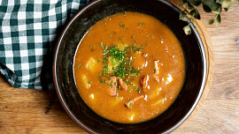 Buřtguláš: Snadná chalupářská rychlovka, která se se správně zvolenou uzeninou chutná přímo luxusně