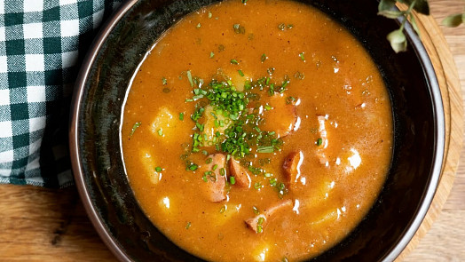 Buřtguláš: Snadná chalupářská rychlovka, která se se správně zvolenou uzeninou chutná přímo luxusně