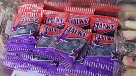 Retro okénko: Fialky se kdysi vyráběly z opravdových květů fialek. Tyto voňavé bonbóny stály 1 Kčs, teď za sáček dáme 50 Kč