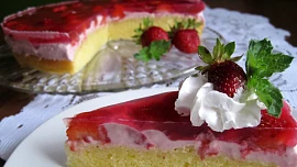 Hrníčkové jahodové koláče: Zkuste tradiční spojení s jogurtem, nebo netradiční s tapiokou