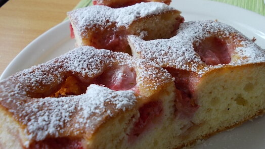 Jahodová bublanina, po které nezůstane ani drobek. Tajemství se skrývá v jedné běžné surovině