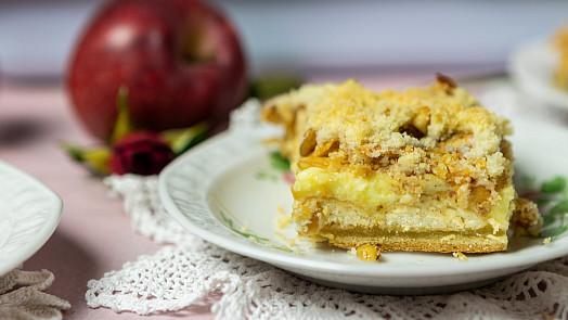 Jablečný koláč s pudinkem a piškoty je báječně vláčný a díky drobence krásně křupavý. Překvapí snadnou přípravou