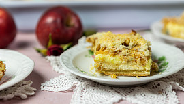 Jablečný koláč s pudinkem a piškoty: Šťavnatý a vláčný moučník s drobenkou fantasticky chutná, přitom je tak snadný