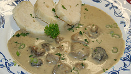 Dokonalá smetanová žampionová omáčka bez hrudek: Osvědčený postup, díky kterému se vždy povede i z žampionů z konzervy