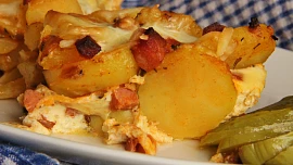 Jednoduché francouzské brambory s ďábelskou chutí: Sytý oběd z jednoho pekáče s minimem úsilí