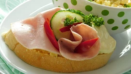 Retro okénko: Obložené chlebíčky jako za socíku. Stočit ozdobně vějířek šunky zvládnete snadno podle jasného návodu