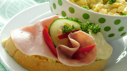 Retro okénko: Obložené chlebíčky jako za socíku. Stočit ozdobně vějířek šunky zvládnete snadno podle jasného návodu