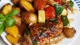 Kuře z jednoho pekáčku: Večeře skoro bez práce ve třech různých variacích. Zvládnete to levou zadní!