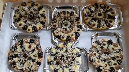 K Havelskému posvícení patří kecané koláče: Vláčné těsto s náplní z tvarohu, povidel a máku chutná fantasticky