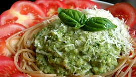 Cuketové pesto s česnekem, sýrem a olivovým olejem skvěle dochutí těstoviny i maso. Příprava je snadná