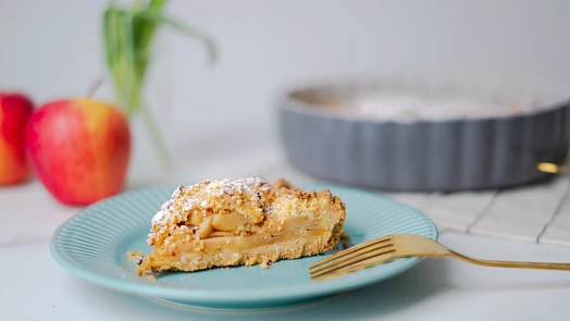 Jablkový koláč s drobenkou je báječně šťavnatý a zároveň křupavý. Trik s těstem zjednoduší přípravu