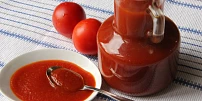 Vynikající domácí kečup obsahuje nejen rajčata, ale i jablka, chutná nasládle a voní hřebíčkem a sladkou paprikou