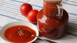 Vynikající domácí kečup obsahuje nejen rajčata, ale i jablka, chutná nasládle a voní hřebíčkem a sladkou paprikou
