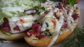 Jak zužitkovat staré rohlíky: Zapečené s klobásou, nebo s vejci a sýrem jsou vynikající levnou večeří pro celou rodinu