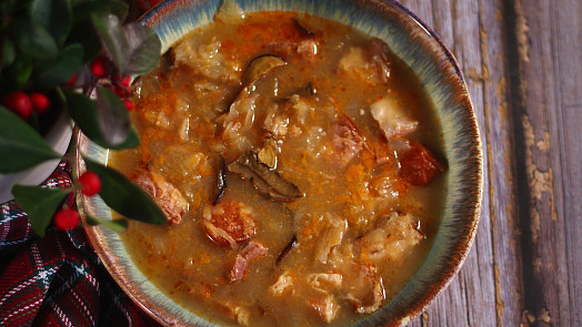 Poctivá slovenská kapustnica je voňavá a hustá tak, že v ní stojí lžíce: Zahřeje i zasytí a skvěle se hodí i pro sváteční večer