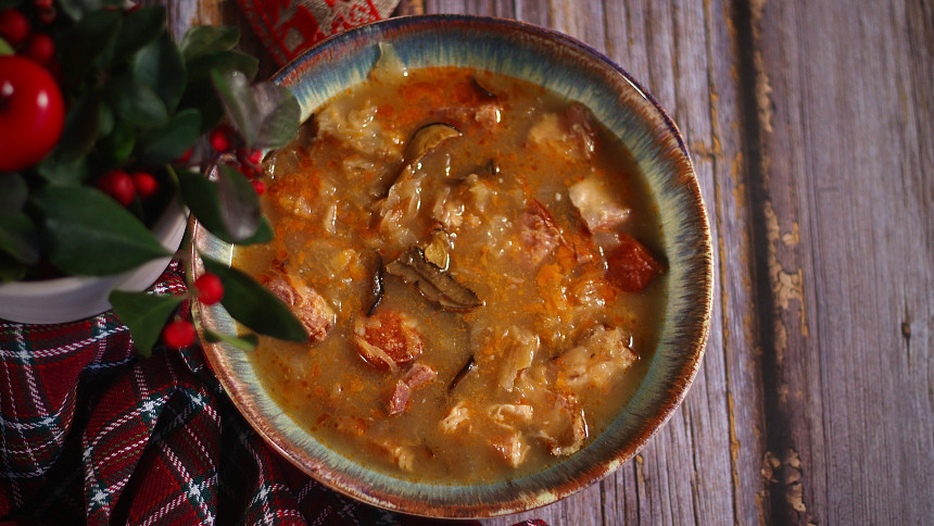 Poctivá slovenská kapustnica je voňavá a hustá tak, že v ní stojí lžíce: Zahřeje i zasytí a skvěle se hodí i pro sváteční večer