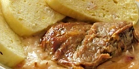 Krkovička se zelím: Šťavnaté a jemně okořeněné vepřové maso skvěle dochutí zelí po staročesku s vyškvařenou slaninkou