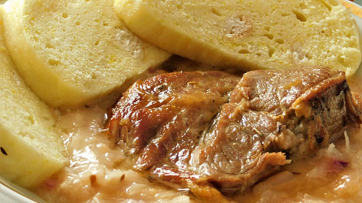 Krkovička se zelím: Šťavnaté a jemně okořeněné vepřové maso skvěle dochutí zelí po staročesku s vyškvařenou slaninkou