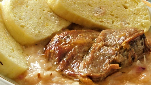 Krkovička se zelím: Šťavnaté a jemně okořeněné vepřové maso skvěle dochutí zelí po staročesku s vyškvařenou slaninkou