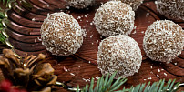 Jak udělat kokosové kuličky? Jednoduché nepečené cukroví báječně voní kakaem, ořechy i rumem a hotové je do půl hodiny