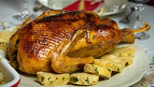 Svatomartinská kachna à la husa: Jak ji předem nasolit, jak podlévat a péct, aby byla uvnitř šťavnatá a zvenku křupavá