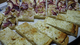 Slaný koláč posúch: Pizza na slovenský způsob je bez rajčat, vylepšuje ji ale zakysaná smetana a také cibule, slanina nebo kopr