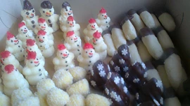 Kokosové nepečené cukroví: Drobné kousky jen z pár ingrediencí jsou rychle hotové, osvěží je kokos a navoní vaječný likér