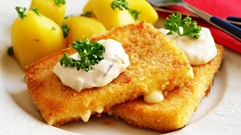 Jak na dokonalý smažený sýr: Zásadní je použít správný druh mouky, vejce nesolit a obalovat sýr jemně