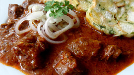 Hovězí guláš z kližky s pořádným cibulovým základem. Ověřený podrobný recept nabízí fígle, jak jídlu dodat grády