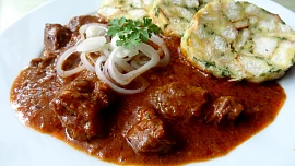 Hovězí guláš z kližky s pořádným cibulovým základem. Ověřený podrobný recept nabízí fígle, jak jídlu dodat grády