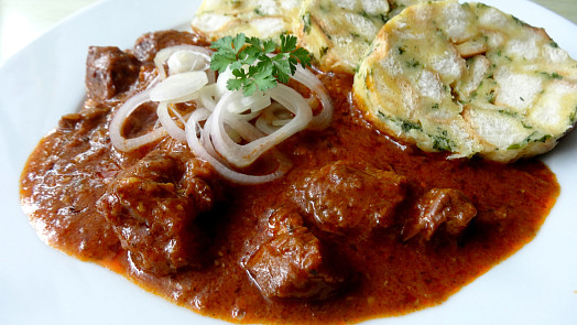 Hovězí guláš z kližky s pořádným cibulovým základem. Ověřený podrobný recept nabízí fígle, jak jídlu dodat grády