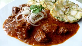 Hospodský guláš podle ČSN: Šťavnaté maso, dušené na sádle s cibulí chutná i dnes a nejen pamětníkům