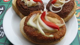 Retro okénko: Sýrové smaženky přijdou k chuti i dnes. Aby byly křupavé, je důležité použít správné množství strouhanky