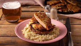 Cmunda po kaplicku: Jihočeský bramborák, plněný uzeným a podávaný se zelím je skvělým jídlem do podzimních plískanic