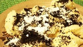 Valašská lepiduša: Bramborová specialita s mákem a povidly potěší milovníky sladkého a  vyjde na pár korun