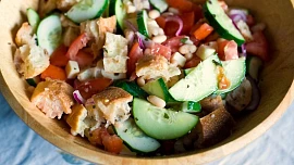 Toskánský salát panzanella byl původně jídlem pro chudé dělníky. Dnes se považuje za lahůdku!