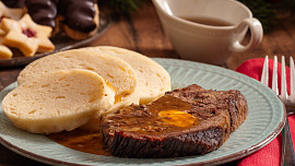 Svatoštěpánská pečeně korunuje Vánoce: Šťavnaté maso protkané špekem zdobí vejce. Podle tradice zajistí zdraví a hojnost