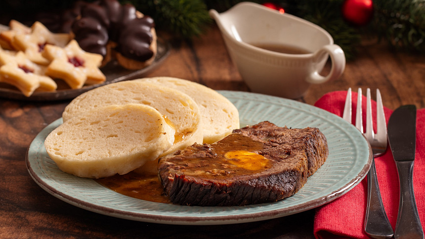 Štěpánská pečeně patří tradičně k druhému svátku vánočnímu.