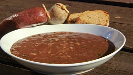 Oblíbenou polévku prdelačku uvaříte i z jelita nebo prejtu: Víte, proč se jí říká bouřka?