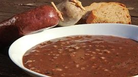 Poctivá prdelačka jako ze zabijačky. Tuhle polévku zvládnete udělat i bez zdlouhavého vaření krup. Zahustit se dá i jinak