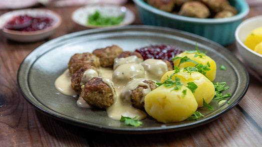 IKEA otevřela první restauraci mimo obchodní dům: Lidé se hrnou na švédské kuličky i vegetariánské hotdogy