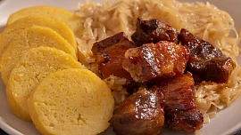 Jednoduchý recept na vepřové výpečky: Česká klasika voní česnekem a kmínem, maso podlité pivem získá nový rozměr chuti