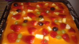 Letní ovocný piškot s tvarohem a pudinkem: Nadýchaný a vláčný dezert plný ovoce báječně osvěží a je snadný na přípravu