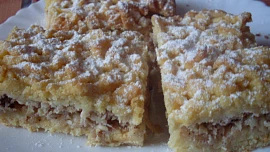 Hraběnčiny řezy: Oblíbený český moučník z jablek se snadno dělá a chutná božsky. S vlašskými ořechy nebo rozinkami je ještě lepší