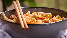 Kimchi: Do vitaminy nabité korejské varianty kysaného zelí patří mrkev i ředkev a pikantní chuť dodá speciální pasta