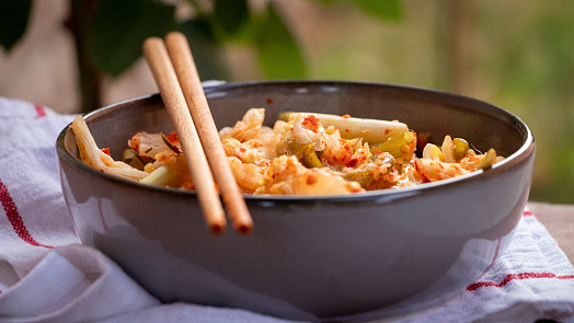 Kimchi: Do vitaminy nabité korejské varianty kysaného zelí patří mrkev i ředkev a pikantní chuť dodá speciální pasta