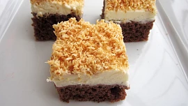 Krémové kokosové řezy: Jemný a voňavý dezert s pudinkovým krémem je krásně vláčný, kokos potřebuje speciální úpravu